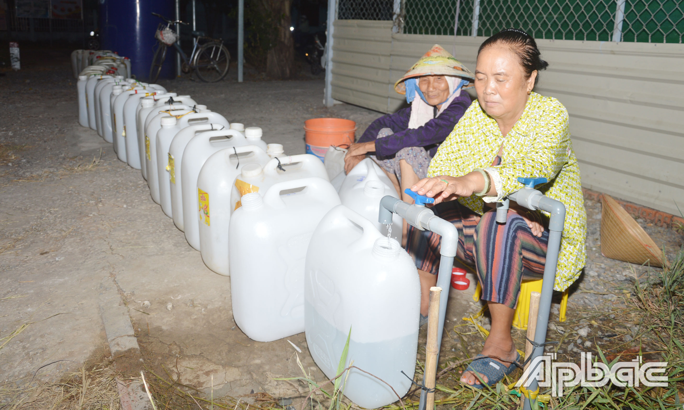 Từ 16 giờ chiều (ngày 30-3), bà Nguyễn Thị Diệu (78 tuổi) và bà Trần Thị Đuộm cùng ngụ xã Gia Thuận, huyện Gò Công Đông đã mang can nhựa ra vòi nước công cộng trên đường tỉnh 871B để lấy nước sinh hoạt. Tuy nhiên, vòi nước lúc chảy, lúc không nên sau 2 tiếng rưỡi đồng hồ mà chỉ hứng được hơn nửa can nước.
