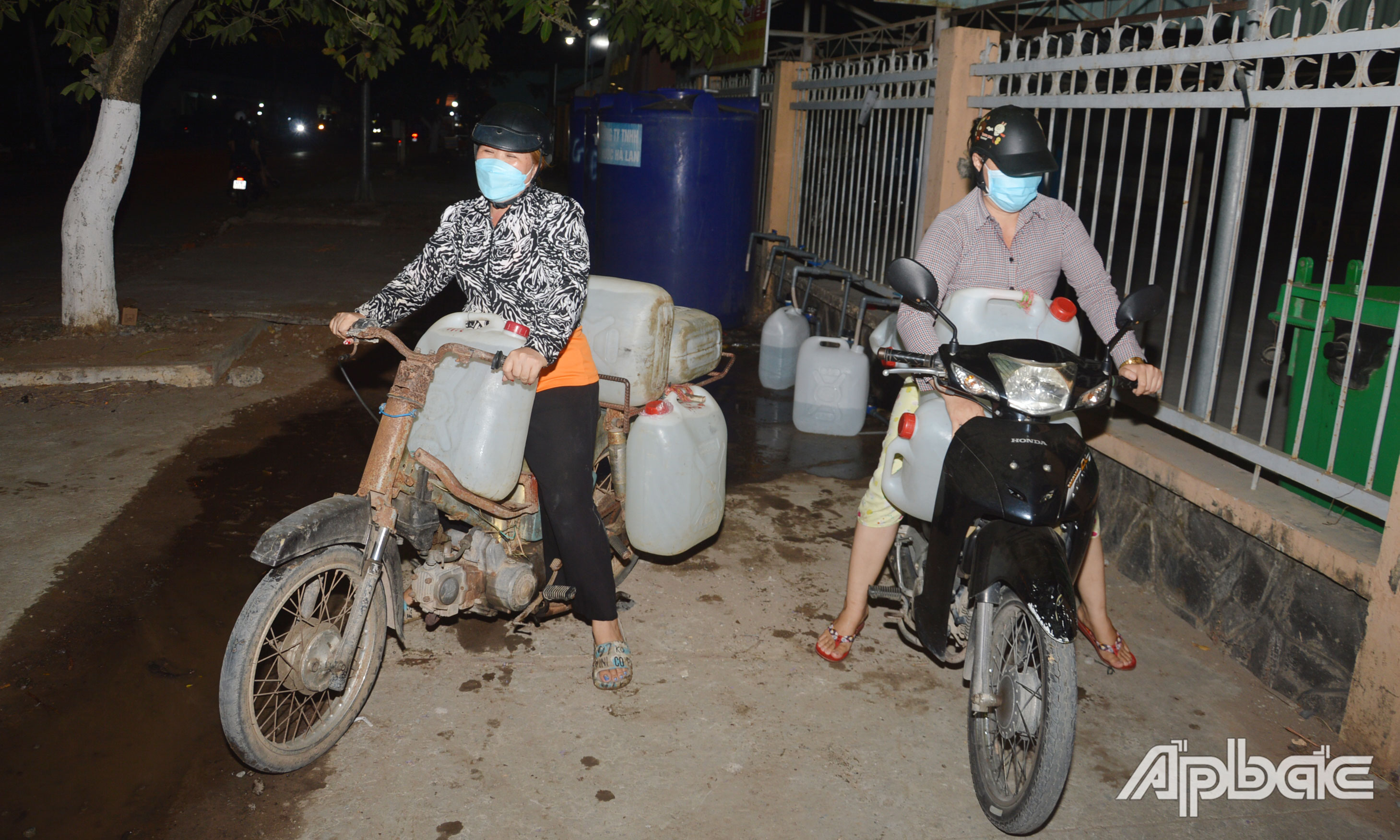 Đối với người dân khu vực cuối nguồn của huyện Gò Công Đông, hiện tại “nước ngọt quý hơn vàng”. Người dân tranh thủ đi lấy nước vào ban đêm để có nước sinh hoạt.