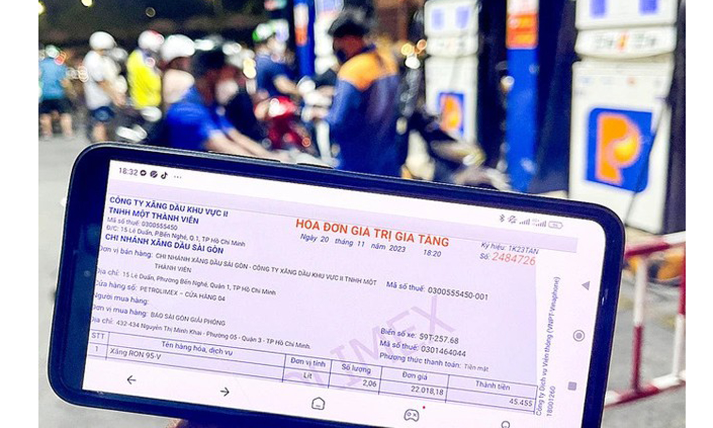 Tích cực tuyên truyền đến người tiêu dùng về việc yêu cầu xuất hóa đơn bán lẻ khi mua xăng dầu tại các cửa hàng bán lẻ xăng dầu, tạo lập thói quen tiêu dùng văn minh. Ảnh: Báo SGGP