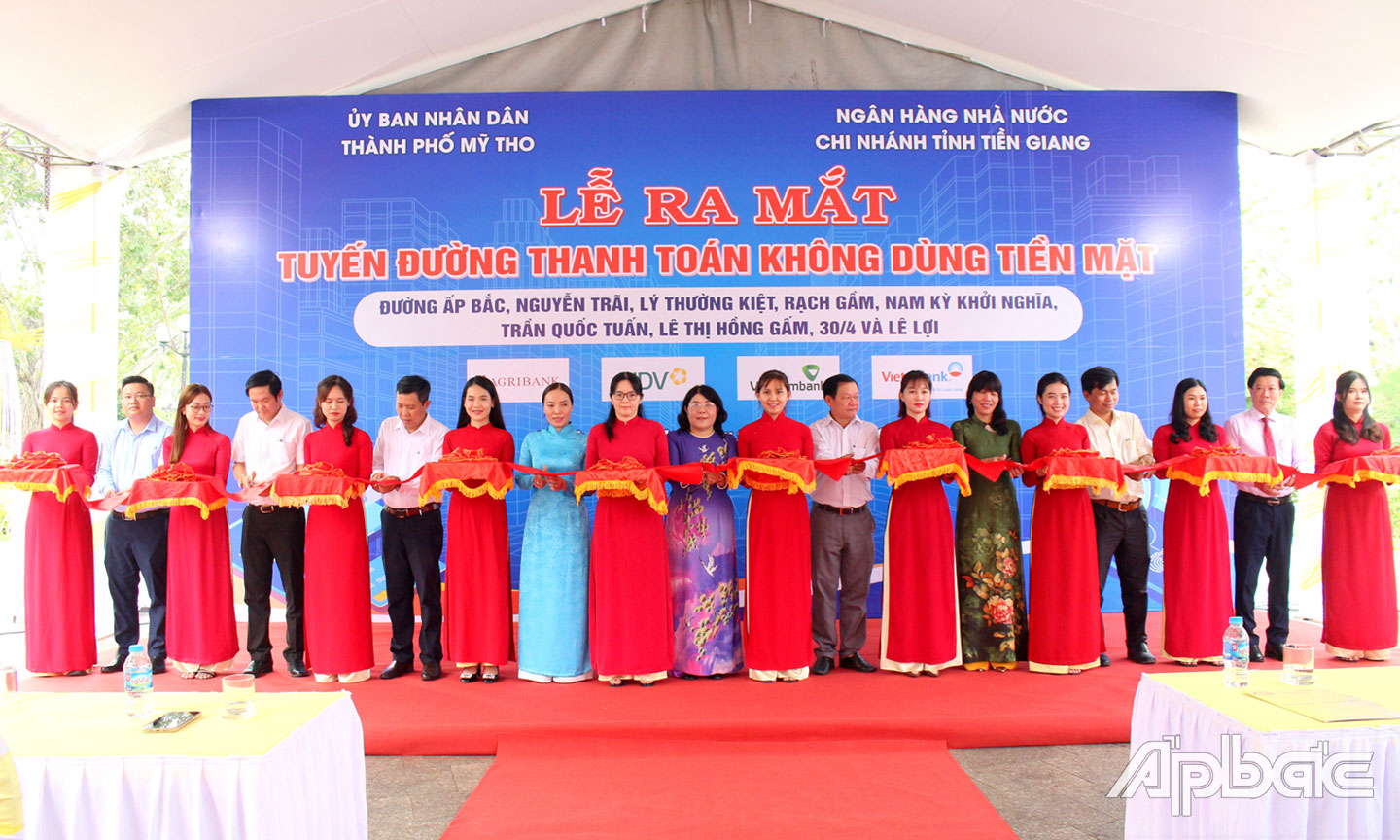 Thực hiện nghi thức cắt băng ra mắt tuyến đường thanh toán không dùng tiền mặt tại TP. Mỹ Tho.