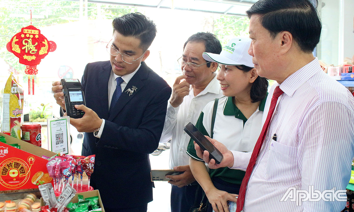 Trải nghiệm phương thức thanh toán không dùng tiền mặt tại cửa hàng, siêu thị trên đường Ấp Bắc (TP. Mỹ Tho).