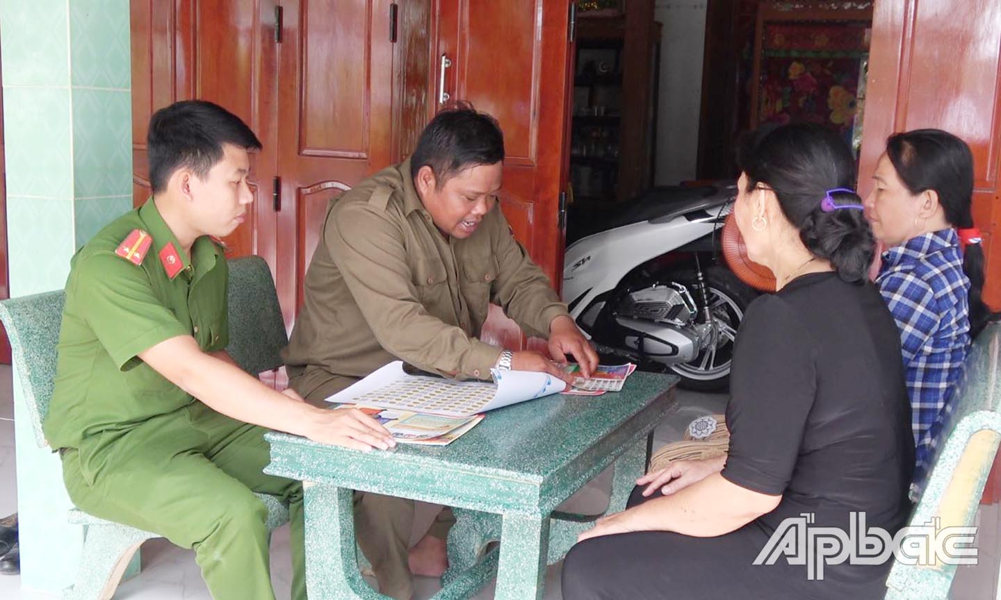 Anh Chanh phoi hop  cùng Công an xã tu yen truyen, huong d ẫn người dân đăng ký, cài đặt tài khoản định danh điện tử  qua ung dung VNeID . Ảnh Trọng Tín
