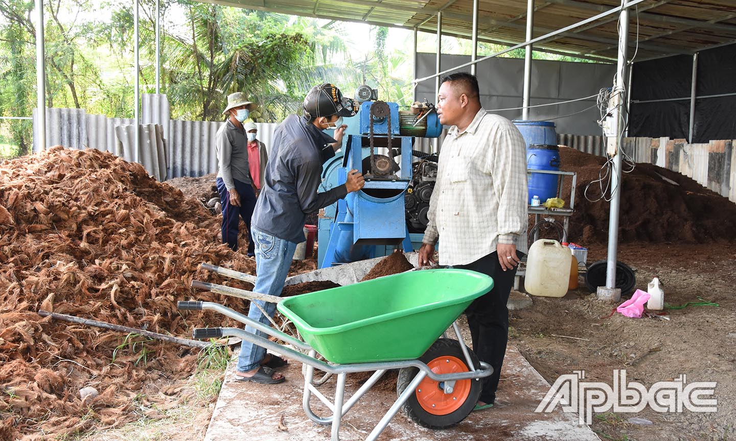 Ánh Chánh trò chuyện cùng người tái nhập cộng đồng.