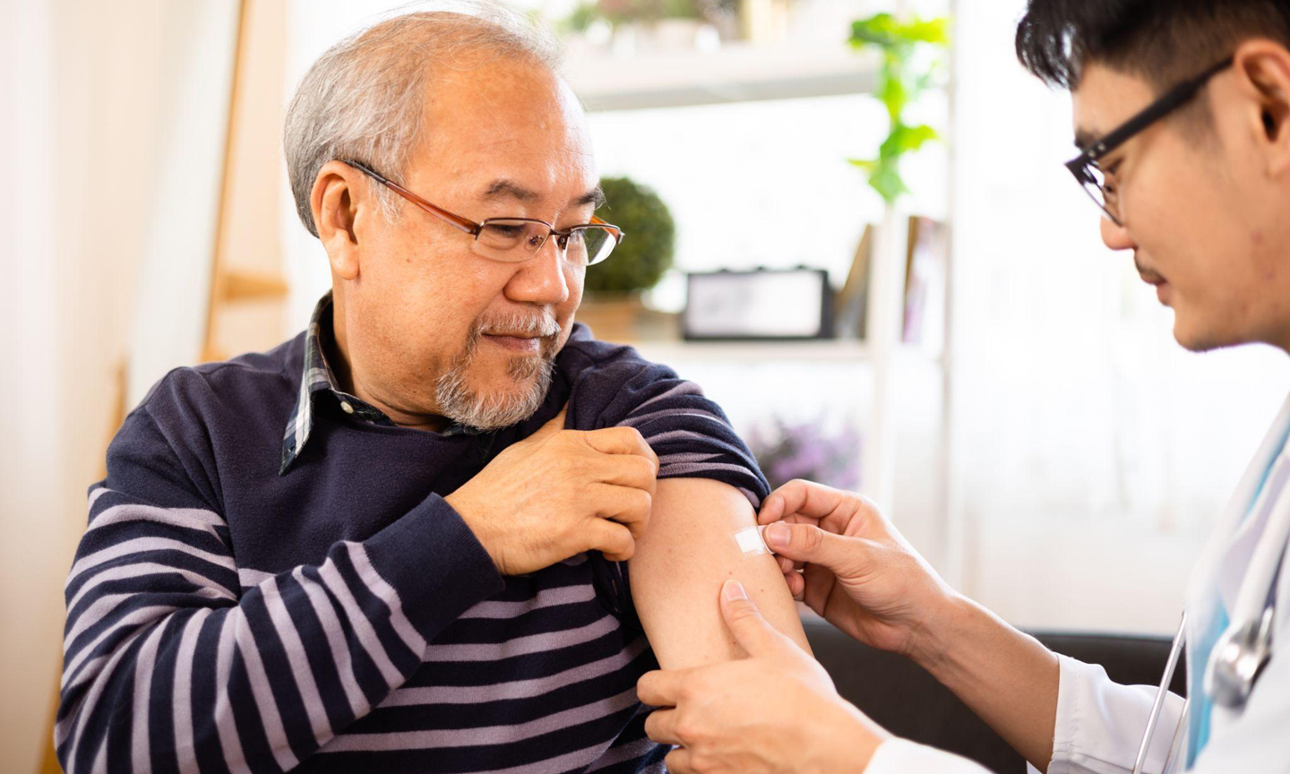 Tiêm phòng cúm mùa - biện pháp bảo vệ người cao tuổi hiệu quả khỏi cúm mùa và các biến chứng liên quan Ảnh: ADOBE STOCK 