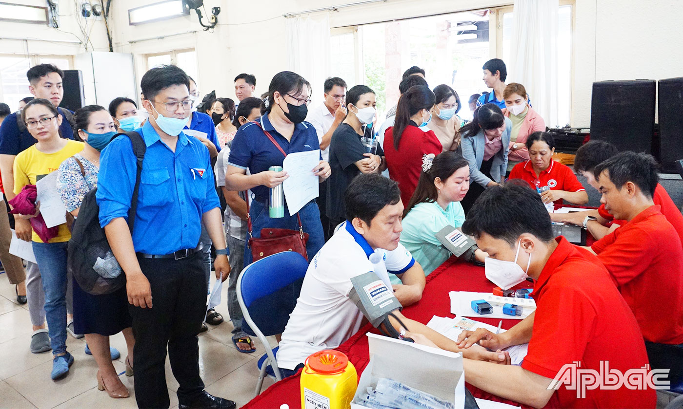 Người tham gia HMTN được đo huyết áp và khám lâm sàng trước khi hiến máu