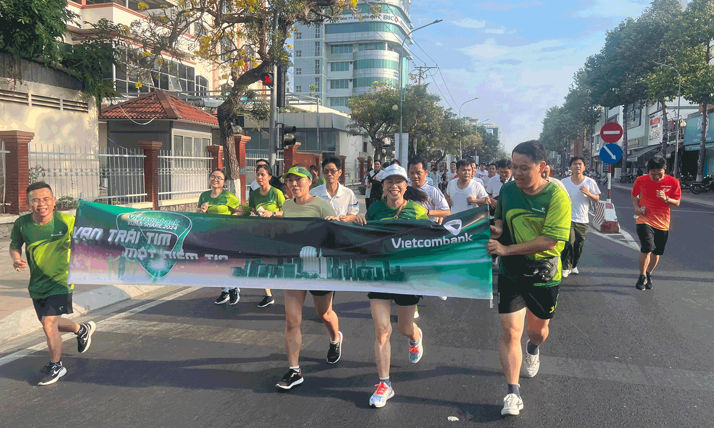 Bà Nguyễn Thị Tuyết (thứ 2 từ phải qua) – Giám đốc và Bà Hà Thị Thanh Thúy (thứ 2 từ trái qua) – Phó Giám đốc Vietcombank Tiền Giang tham gia giải chạy.