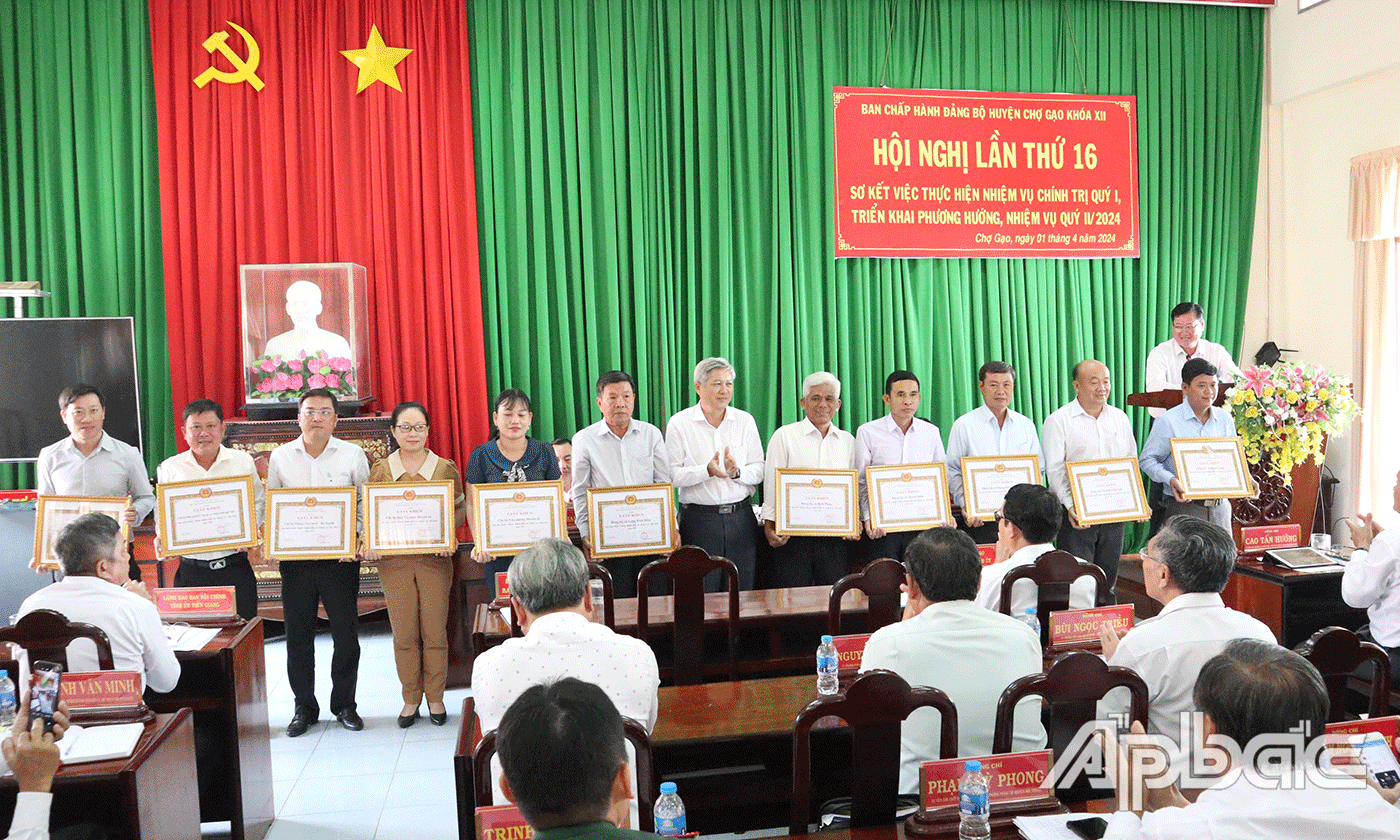 Ban Thường vụ Huyện ủy khen thưởng cho 11 tổ chức cơ sở Đảng hoàn thành xuất sắc nhiệm vụ tiêu biểu năm 2023.