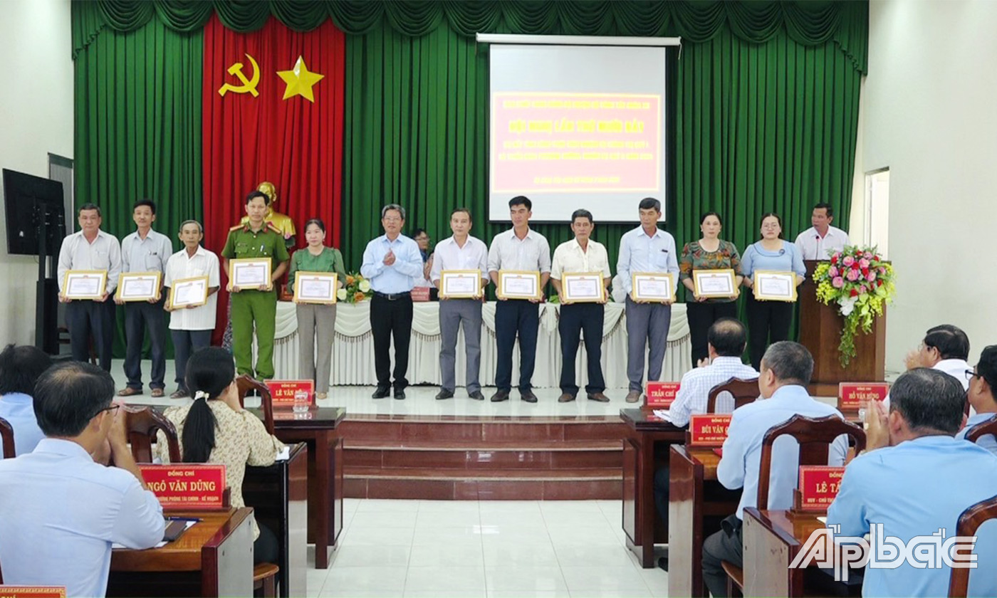 Ban Thường vụ Huyện ủy Gò Công Tây đã biểu dương khen thưởng cho 10 tổ chức cơ sở Đảng hoàn thành xuất sắc nhiệm vụ trong năm 2023 và nhiều cá nhân đảng viên hoàn thành xuất sắc nhiệm vụ 5 năm liền 2019-2024.