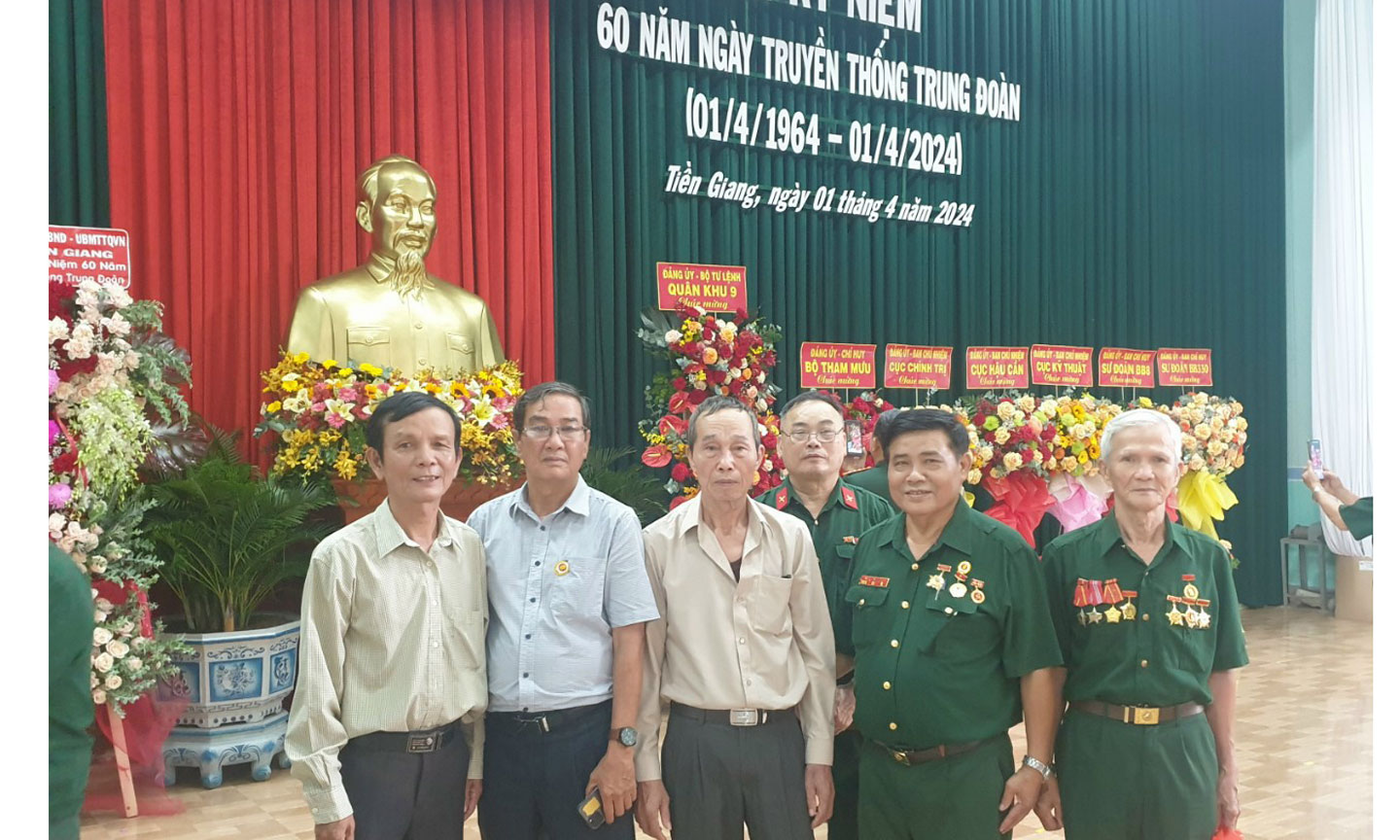 Tác giả Trần Đăng (thứ 2 từ phải sang) sáng tác bài thơ 
