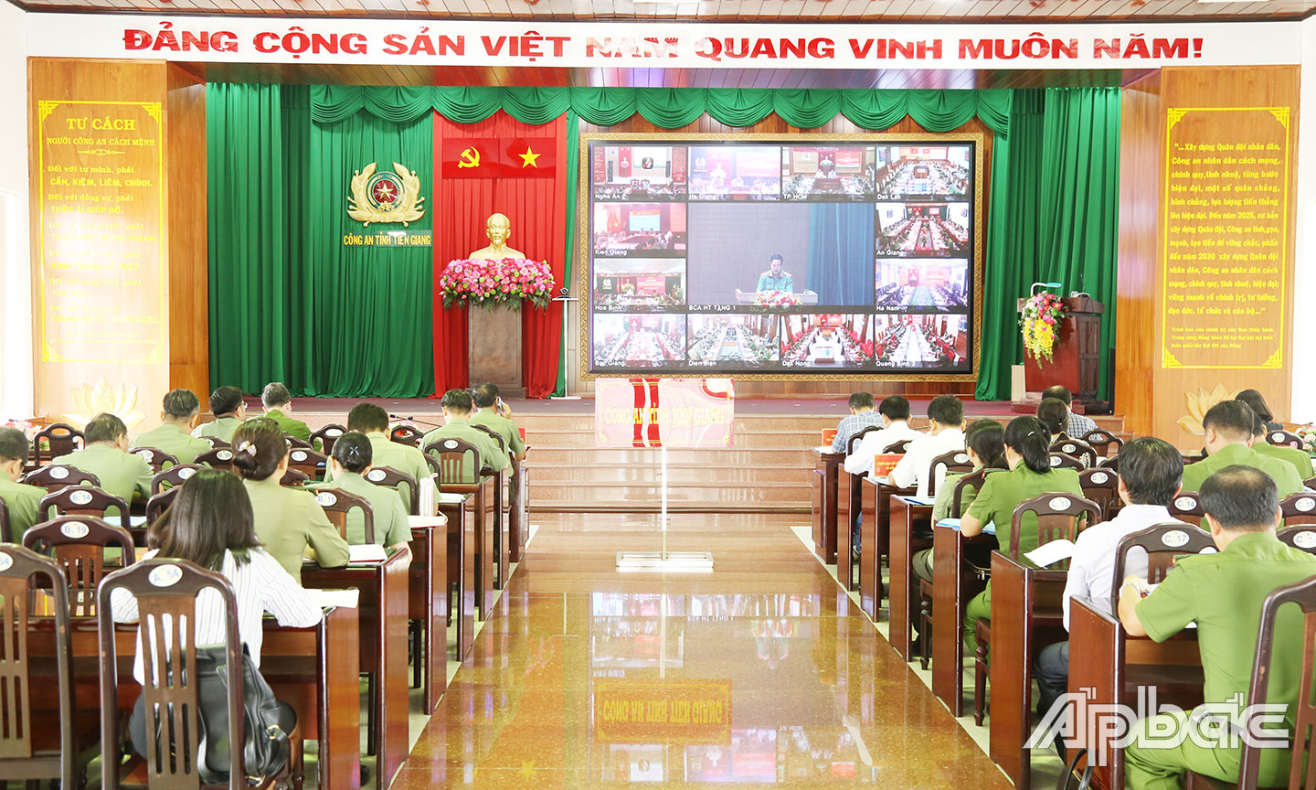 Quang cảnh điểm cầu Tiền Giang.