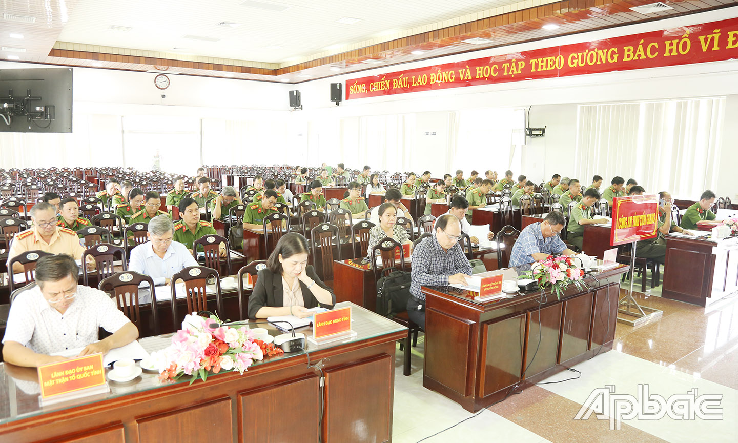 Lãnh đạo các sở, ngành về tham dự hội nghị.