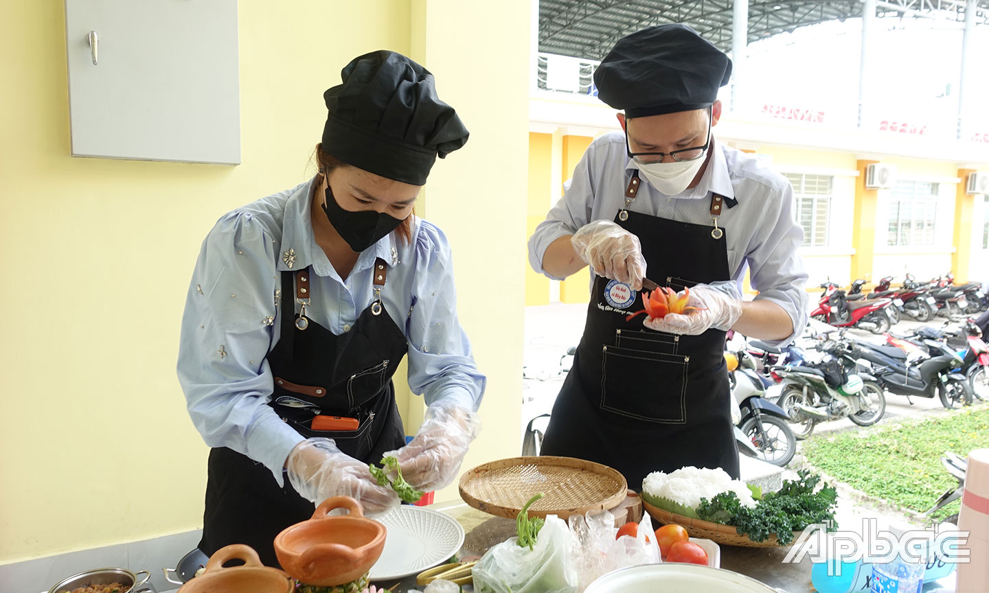 Các gia đình tham gia hội thi nấu “Bữa cơm sum họp”.