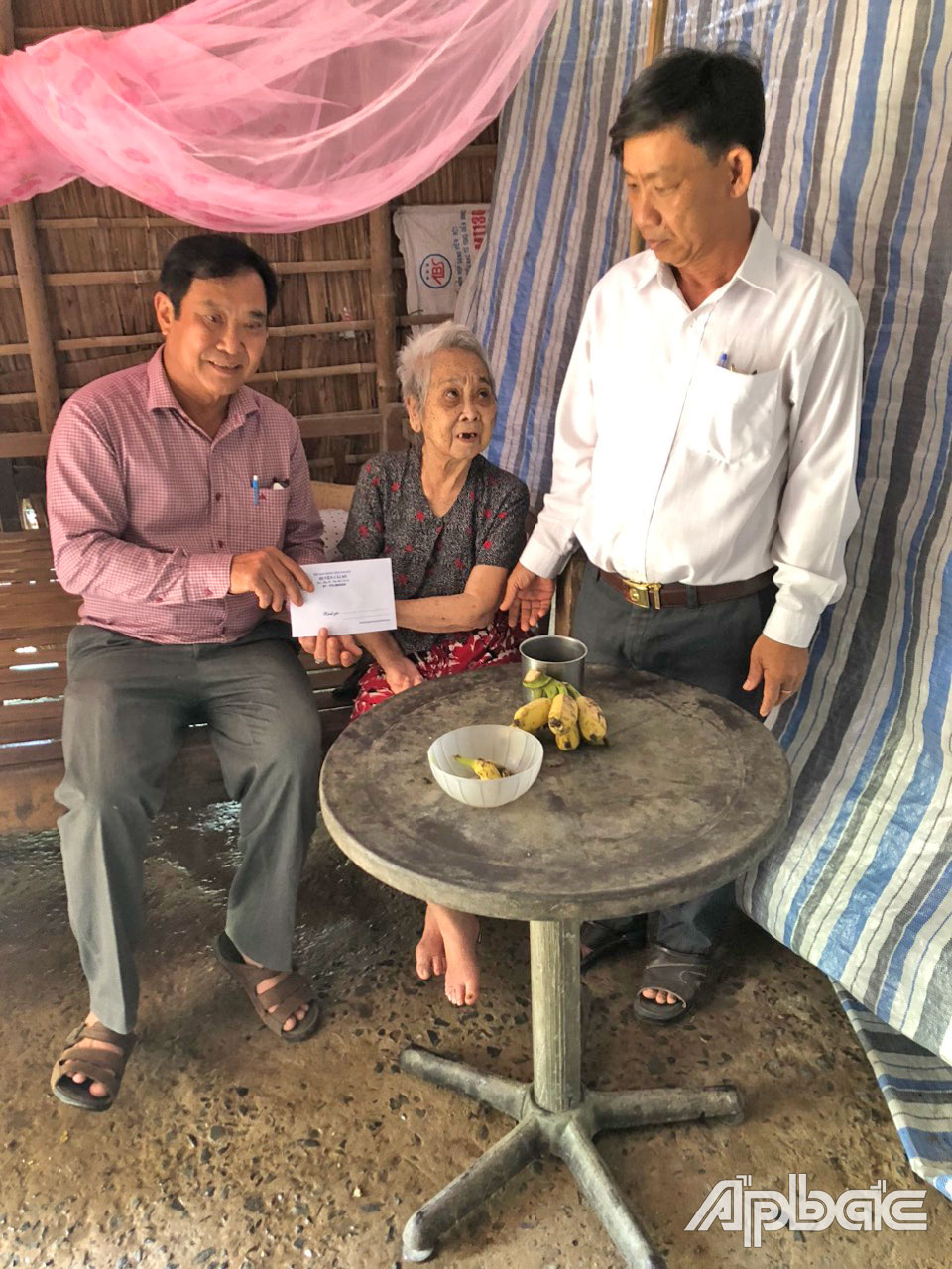 Chủ tịch Hội NNCĐDC huyện Cái Bè  Trần Văn Nhu đến thăm và tặng quà cho NNCĐDC cao tuổi ở xã Hậu Thành.