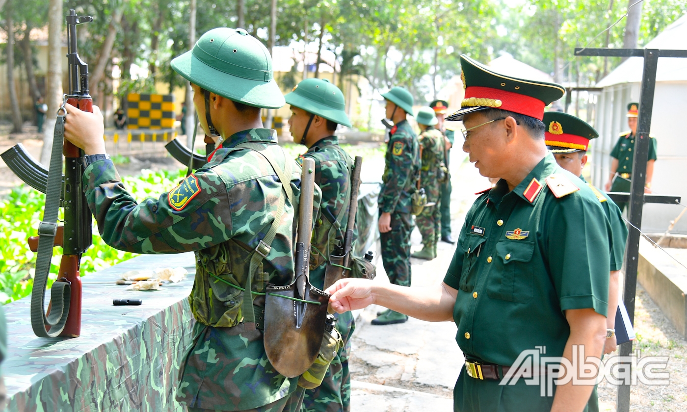 Kiểm tra mang đeo trang bị trong huấn luyện của chiến sĩ mới.