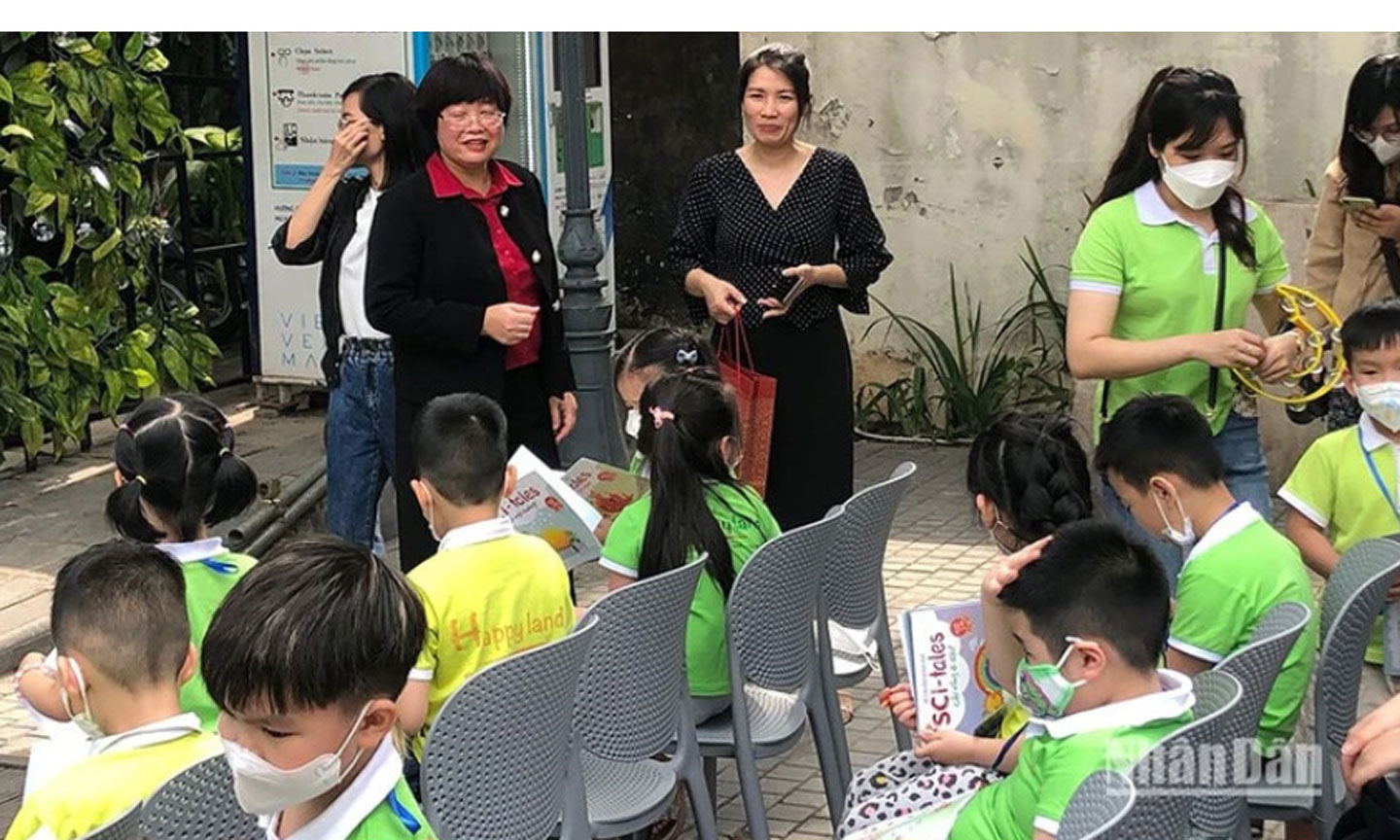 Các em nhỏ hào hứng tham gia hoạt động giới thiệu sách của Nhà xuất bản Phụ nữ Việt Nam trong khuôn khổ Ngày Sách và Văn hóa đọc 2022.