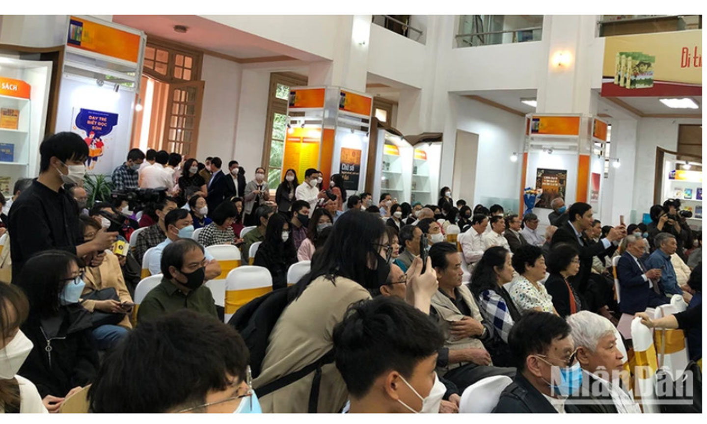 Bạn đọc tham gia kín chỗ một sự kiện giới thiệu sách tại Thư viện Quốc gia.