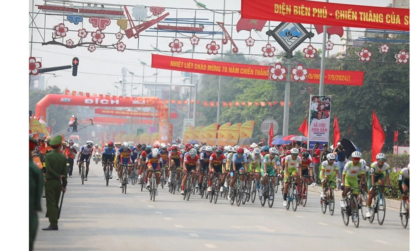 Chặng đua đầu tiên quanh thành phố Điện Biên Phủ có 105 vận động viên các câu lạc bộ tham gia.