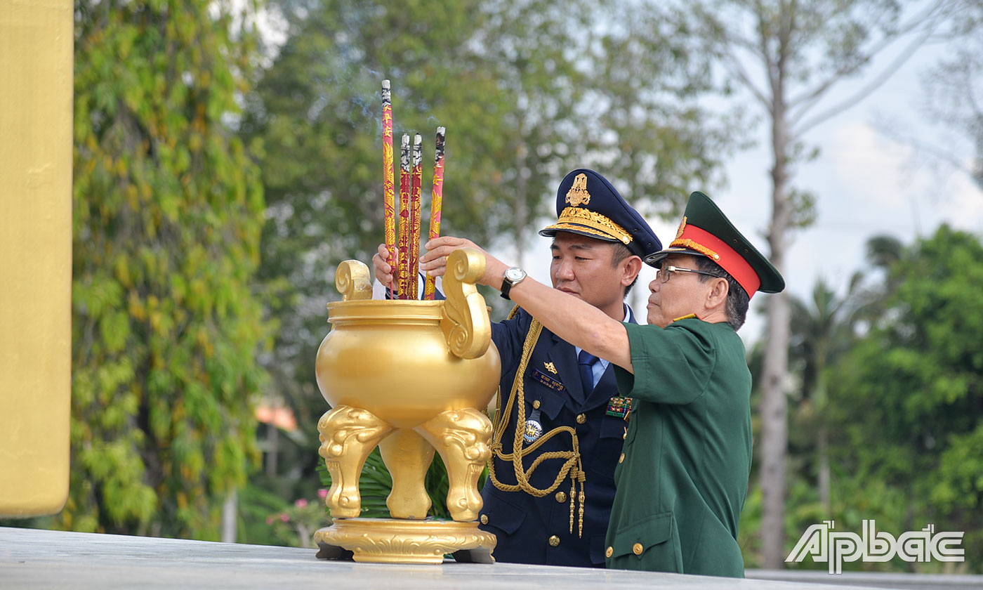 Đại tá Phan Hùng Mãnh, Chủ tịch Hội Cựu chiến binh tỉnh Tiền Giang và Đại tá Kol Chandara, Phó Chỉ huy trưởng, Tham mưu trưởng Bộ Chỉ huy Quân sự tỉnh, Phó Chủ tịch thứ 1 Hội Cựu chiến binh tỉnh Pursat dâng hương tại Đài tưởng niệm.