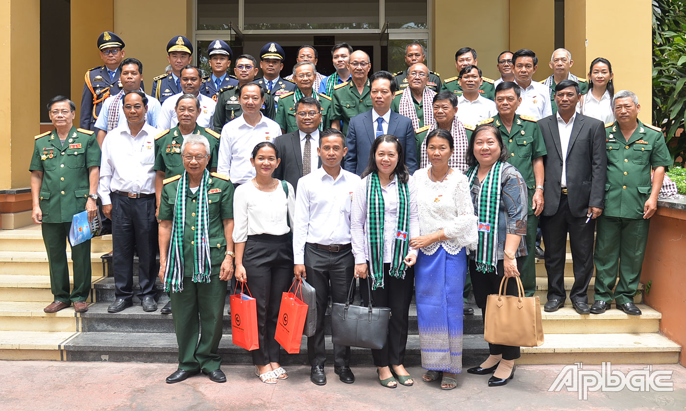 Đại biểu 2 tỉnh chụp ảnh lưu niệm.