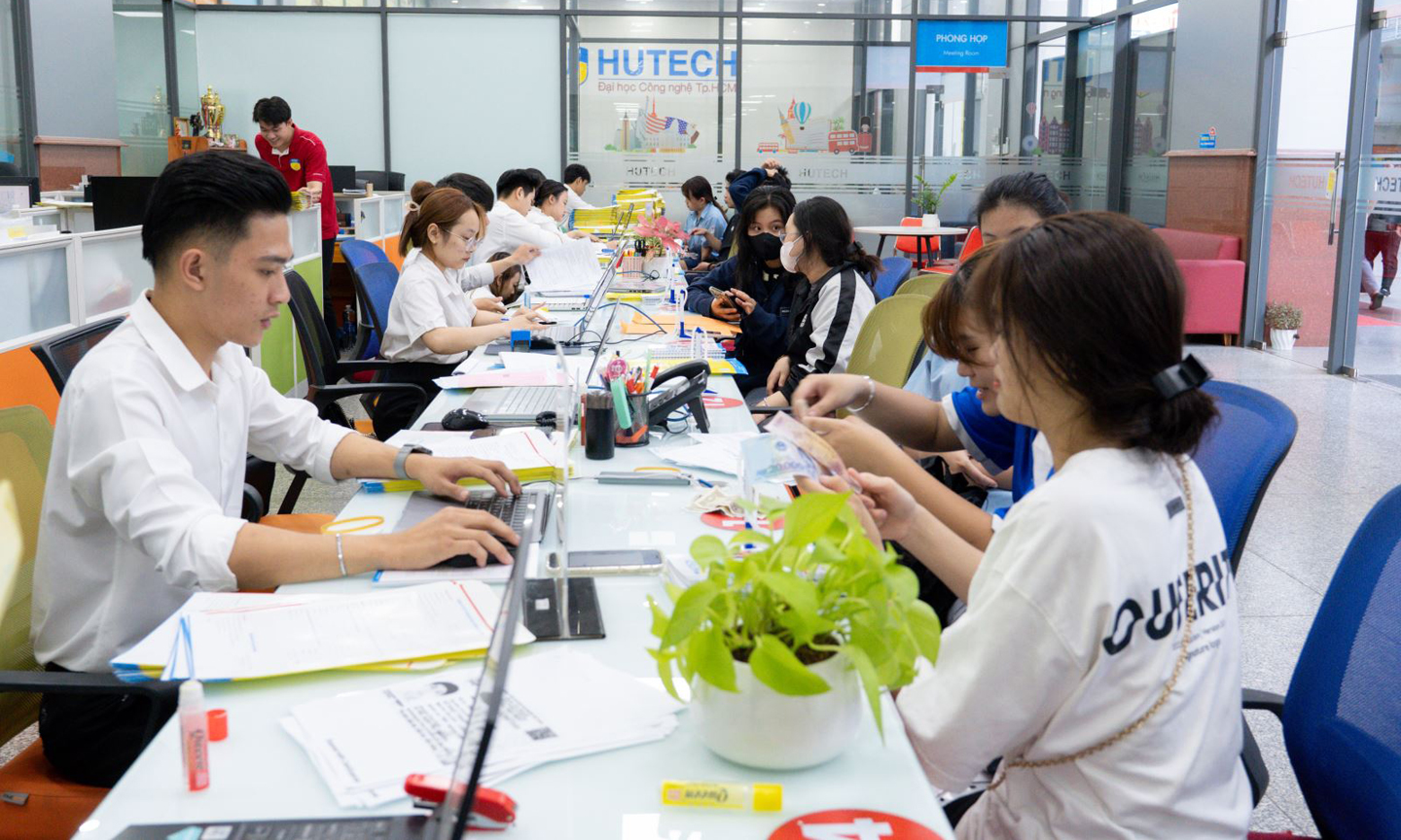 Thí sinh nộp hồ sơ xét tuyển tại trường Hutech. Ản: CTV