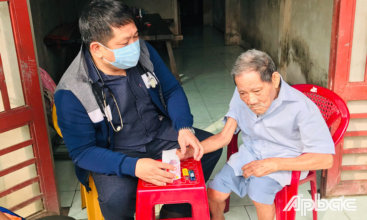 Thầy thuốc của Chi hội Thầy thuốc trẻ huyện Tân Phước đến tận nhà khám bệnh, cấp thuốc cho người cao tuổi neo đơn.