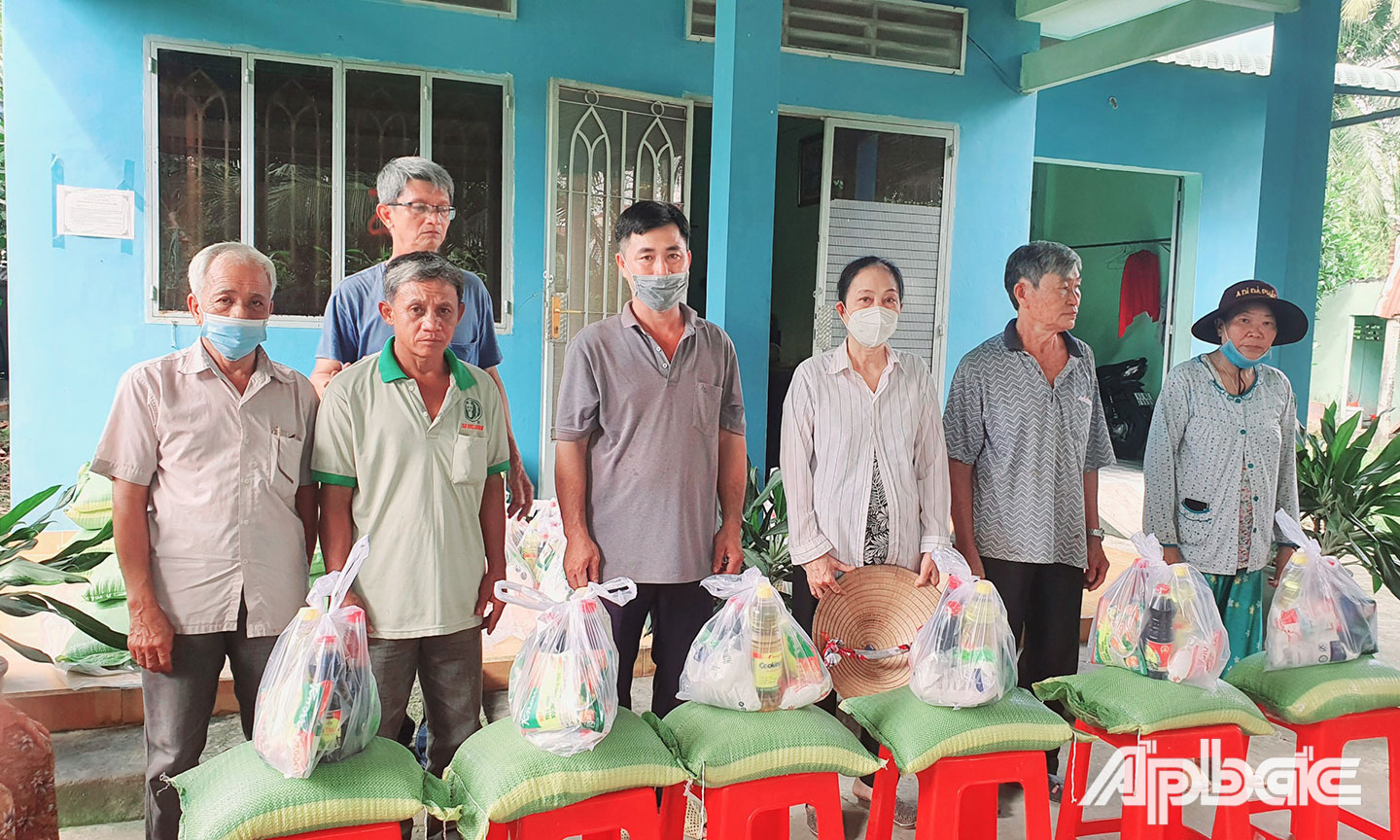Ủy ban MTTQ xã Tân Hội trao quà cho hộ dân có hoàn cảnh khó khăn.