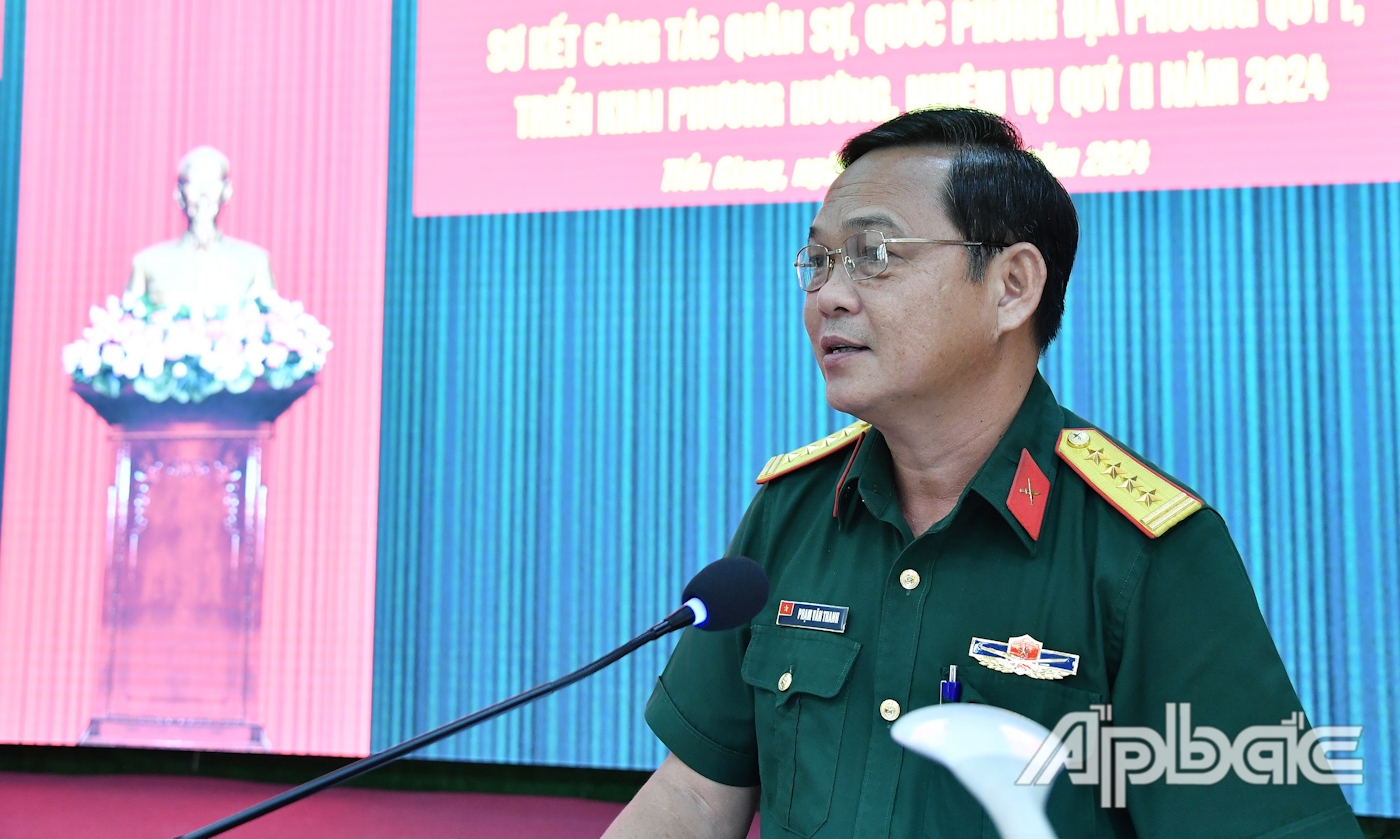 Đại tá Phạm Văn Thanh, Ủy viên Ban Thường vụ Tỉnh ủy, Chỉ huy trưởng Bộ CHQS tỉnh phát biểu chỉ đạo tại hội nghị.