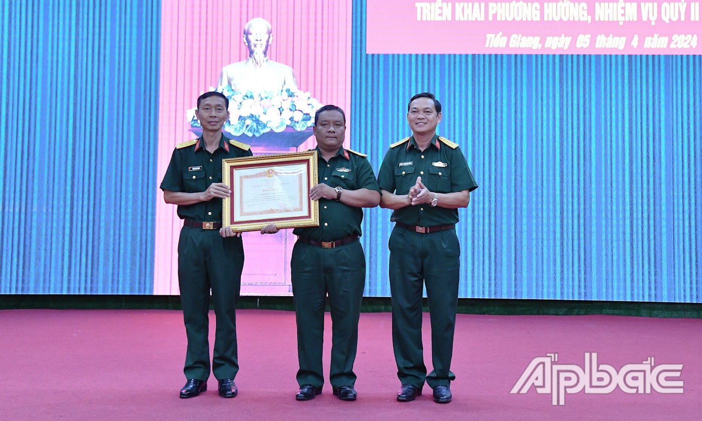Thừa ủy quyền của Thủ tướng Chính phủ, Đại tá Phạm Văn Thanh, Ủy viên Ban Thường vụ Tỉnh ủy, Chỉ huy trưởng Bộ CHQS tỉnh trao Bằng khen của Thủ tướng Chính phủ cho Ban CHQS huyện Tân Phước.