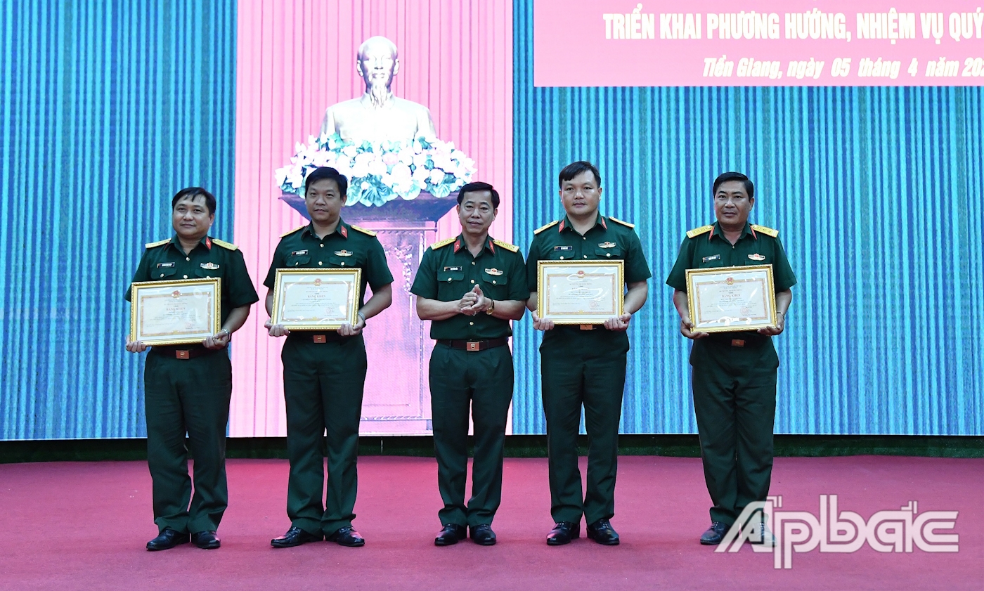 Thừa ủy quyền của Bộ trưởng Bộ Quốc phòng, Đại tá Mai Văn Hòa, Chính ủy Bộ CHQS tỉnh trao Bằng khen của Bộ Quốc phòng cho 4 tập thể.