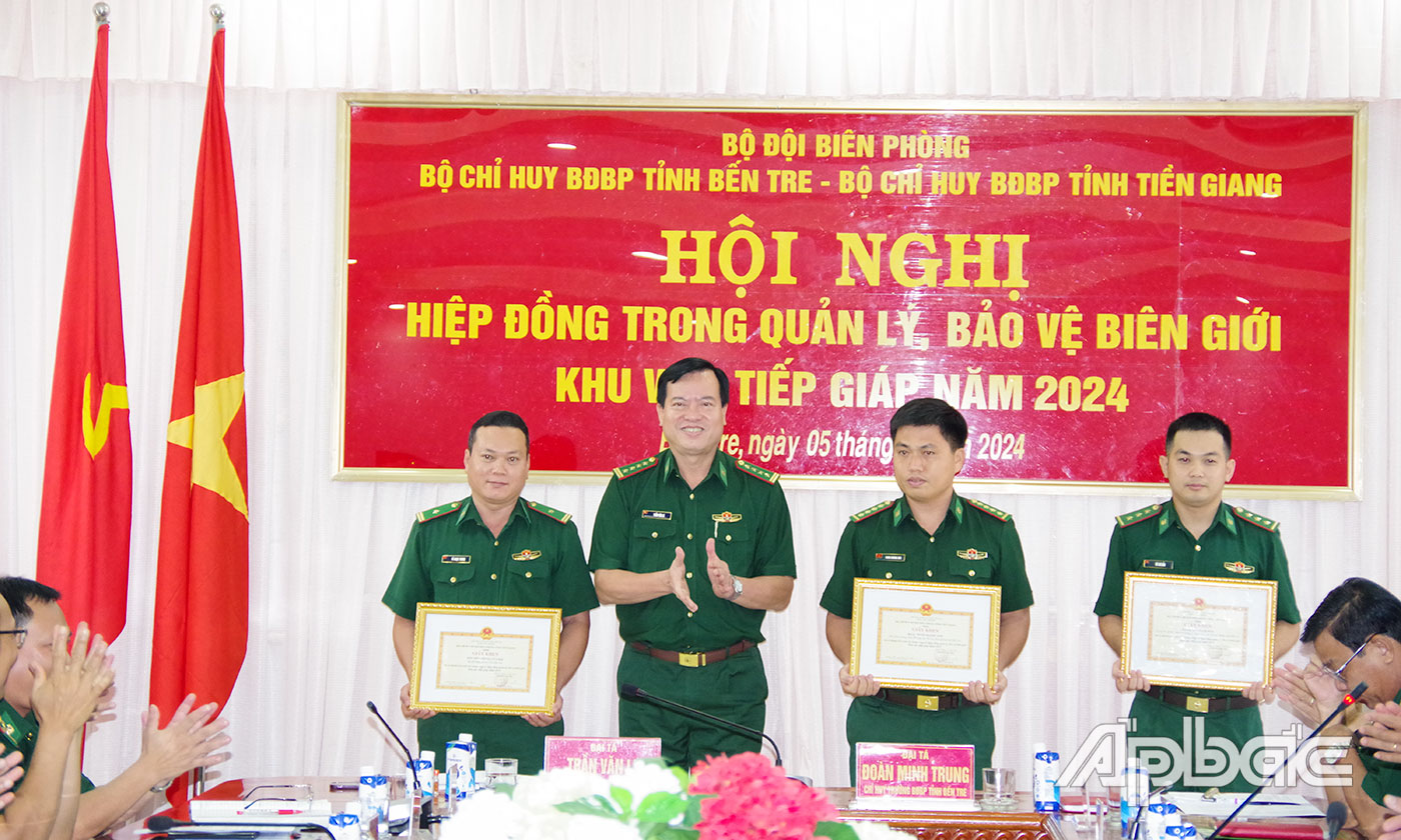Đại tá Trần Văn Le, Chỉ huy trưởng BĐBP Tiền Giang tặng Giấy khen cho các cá nhân có thành tích xuất sắc trong công tác hiệp đồng quản lý, bảo vệ biên giới khu vực tiếp giáp năm 2023.