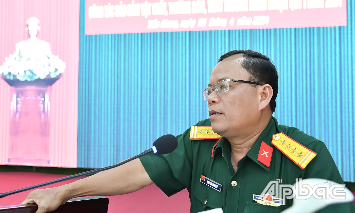 Đại tá Nguyễn Văn Quý, Phó Chỉ huy trưởng kiêm Tham mưu trưởng Bộ CHQS tỉnh Tiền Giang phát biểu tại hội nghị.