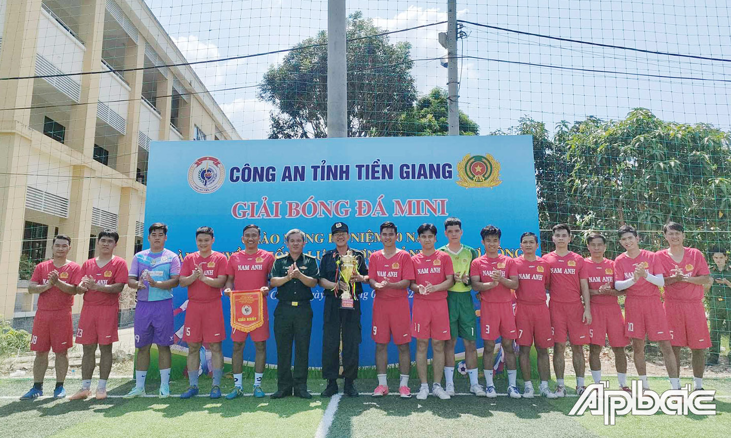 Đội Công an tỉnh xuất sắc giành cúp vô địch.