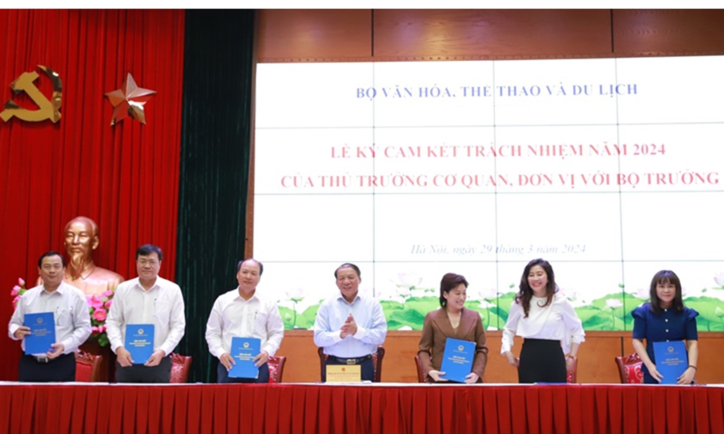 Lãnh đạo Cục Du lịch quốc gia Việt Nam, Cục Thể dục thể thao, Ban Quản lý Làng Văn hóa - Du lịch các dân tộc Việt Nam, Cục Nghệ thuật biểu diễn, Cục Di sản văn hóa, Cục Văn hóa cơ sở ký cam kết với Bộ trưởng. Ảnh: Bộ Văn hóa, Thể thao và Du lịch
