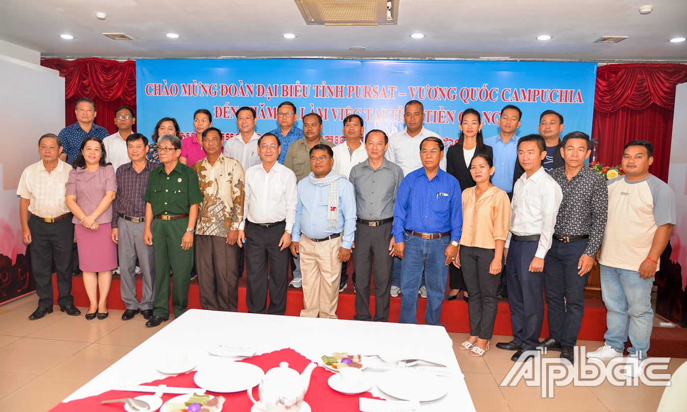 Đại biểu 2 tỉnh chụp ảnh lưu niệm.