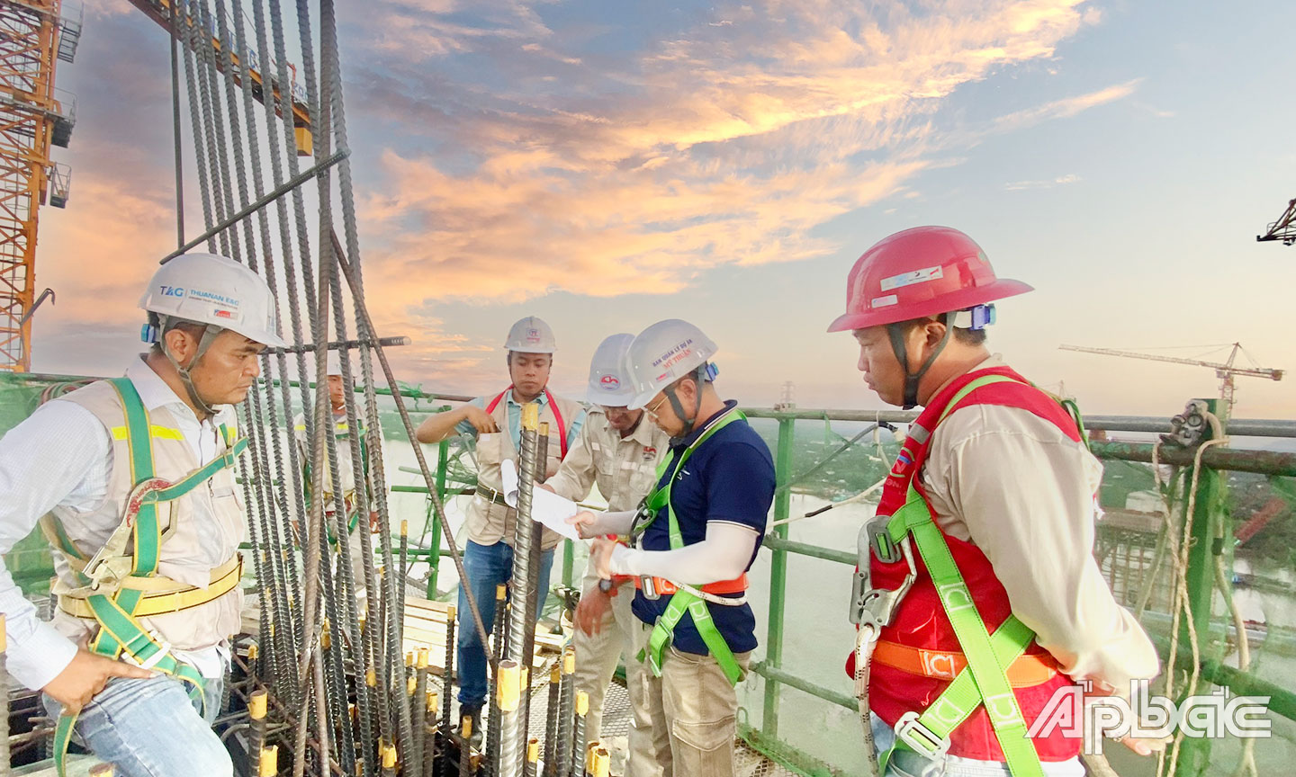Công nhân trên công trình cầu Rạch Miễu 2 vẫn làm việc dưới cái nắng lúc 15 giờ chiều.