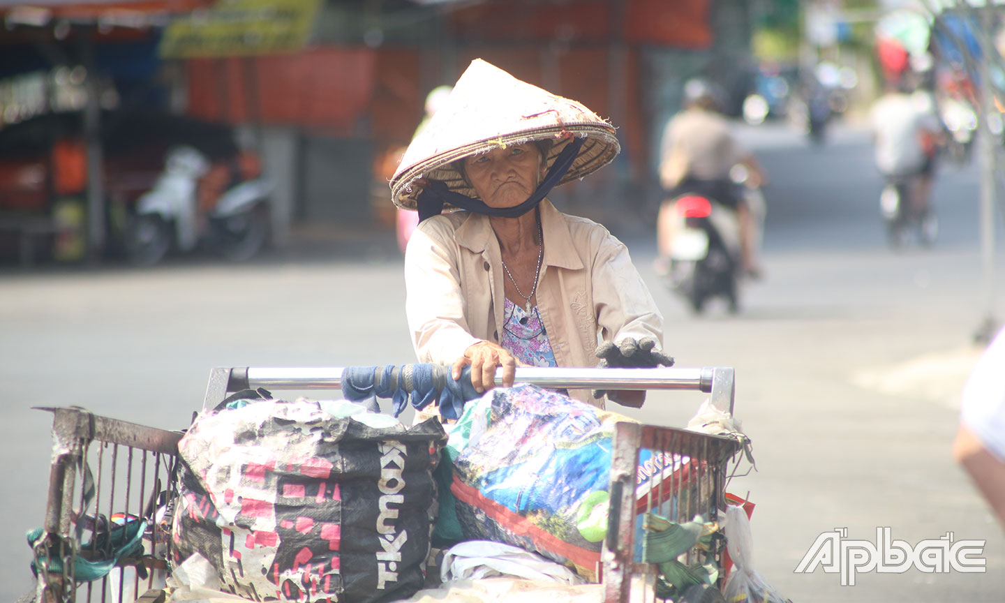 Người lao động tại TP. Mỹ Tho vất vả dưới trời nắng nóng.