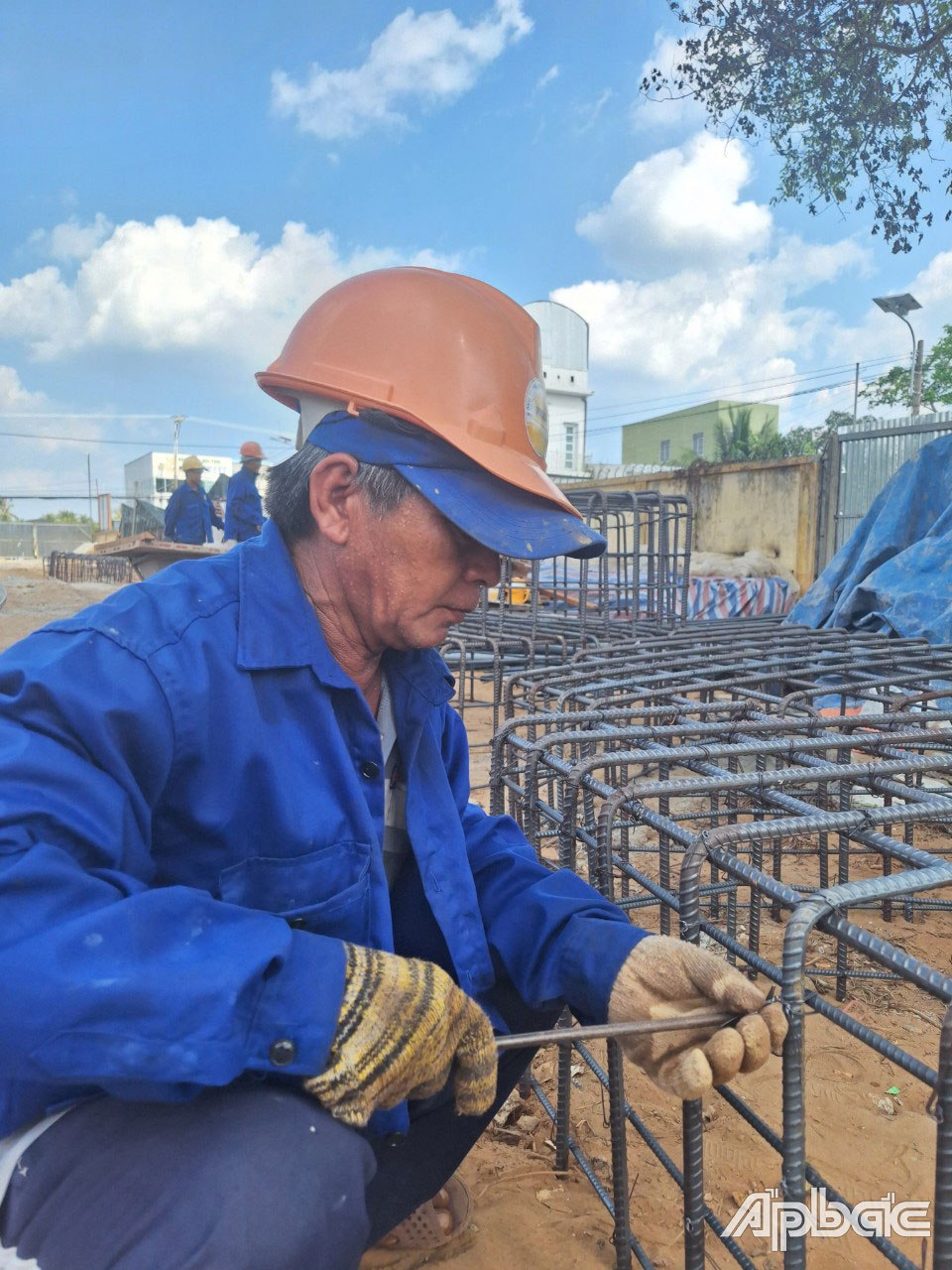 Vì tính chất công việc nên công nhân xây dựng luôn phải làm việc dưới cái nắng nóng rát giữa trưa.