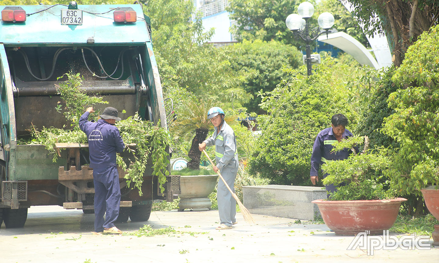 Các công nhân vệ sinh phải làm việc vất vả hơn trong môi trường thời tiết khắc nghiệt.