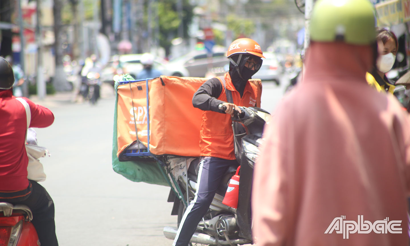 Bất chấp trời nắng nóng, không ít “shipper” vẫn phải “xuống đường” để kịp giao những đơn hàng.