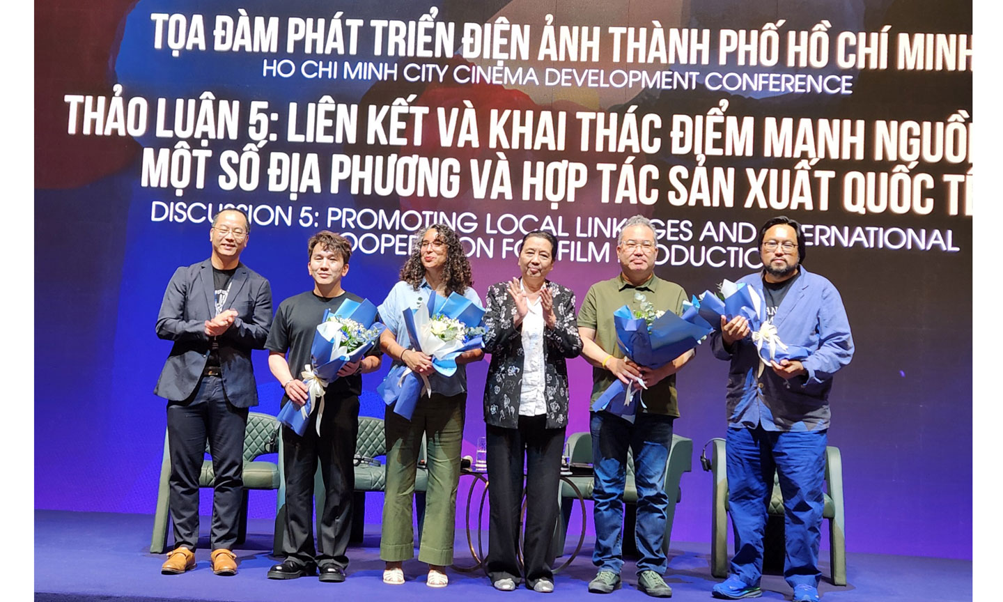 Đại diện ban tổ chức tặng hoa cho các khách mời tham gia giao lưu.