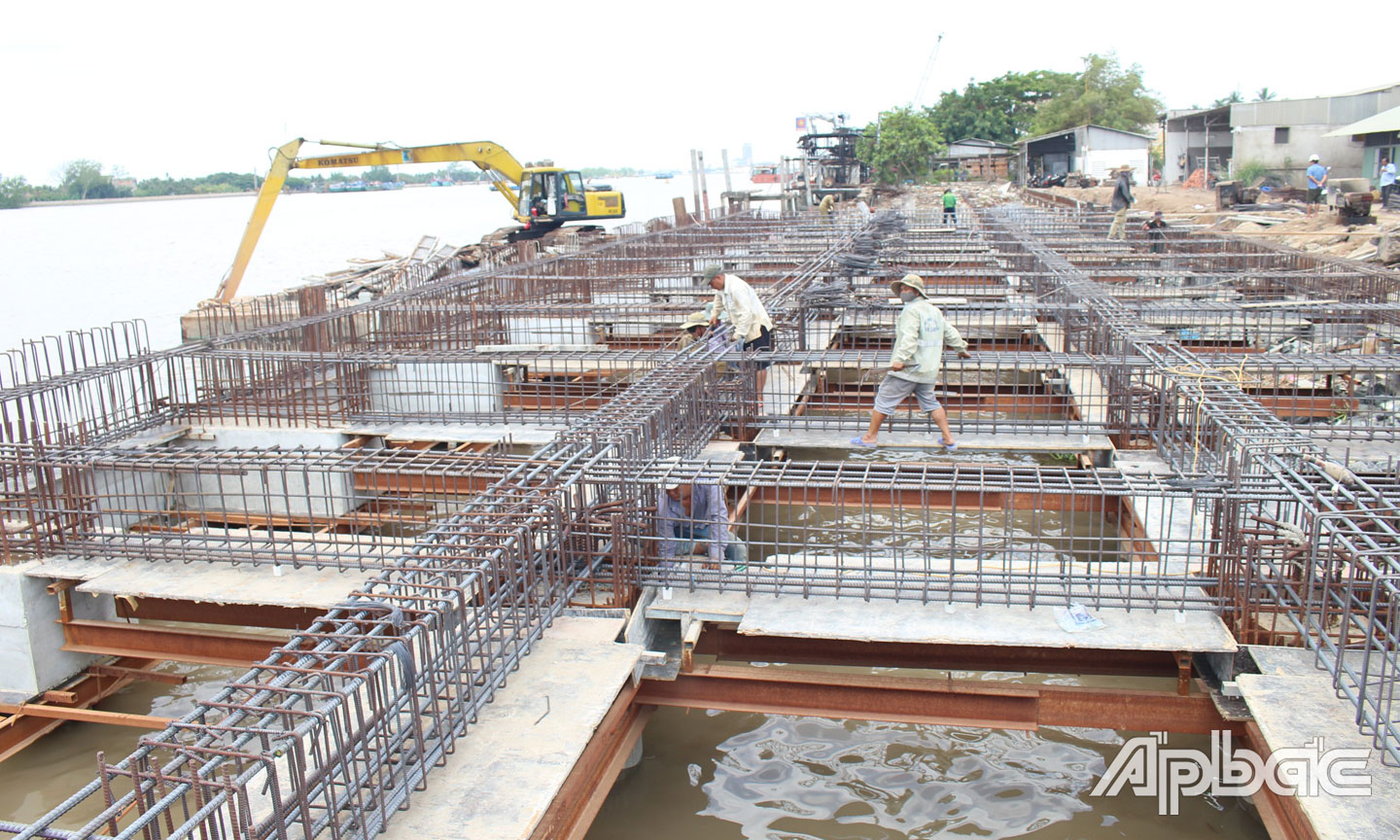 Thi công gói thầu từ Quốc lộ 50 đến cầu Chợ Gạo thuộc Dự án Đường tỉnh 864.