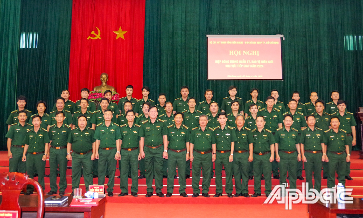 Đoàn đại biểu 2 đơn vị chụp ảnh lưu niệm.