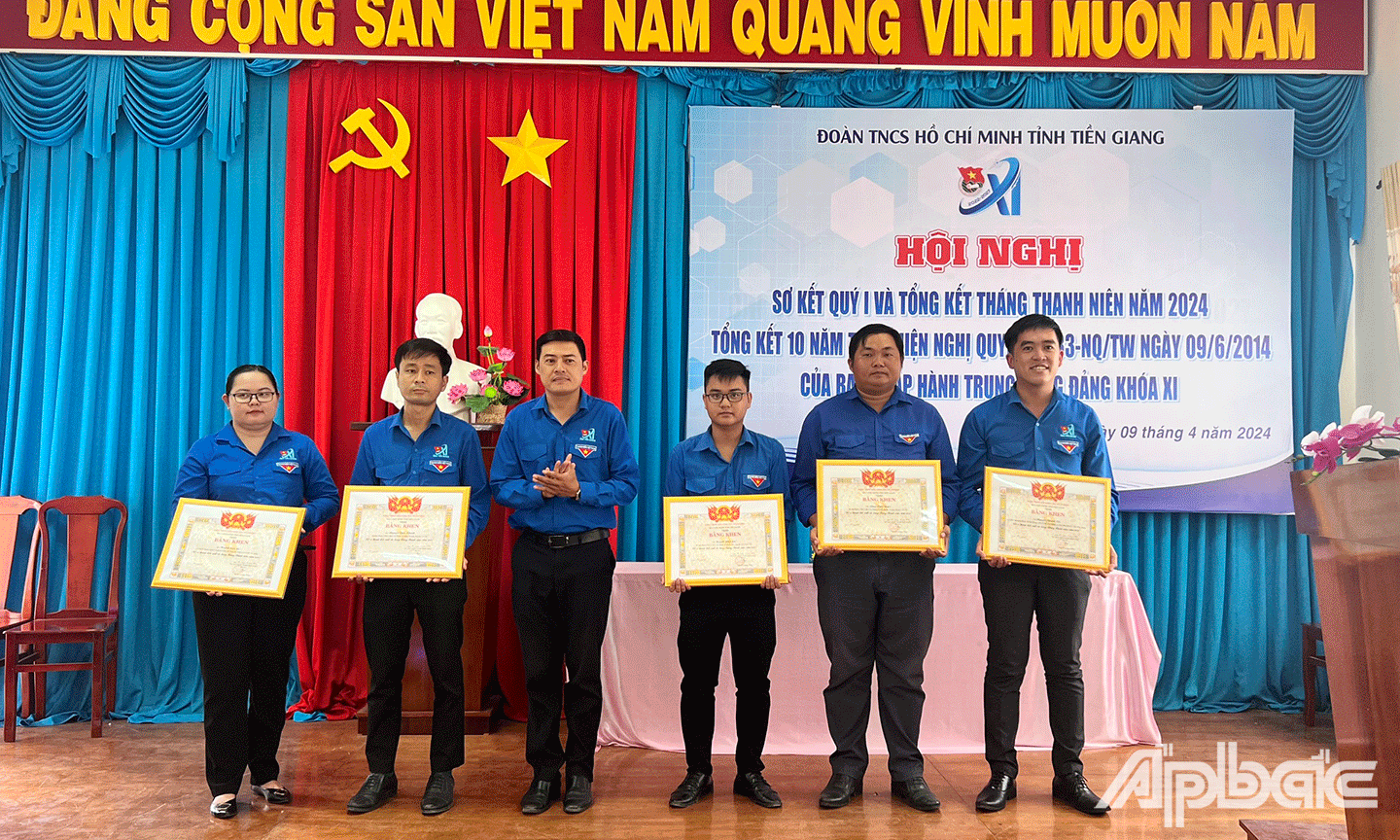 Đồng chí Nguyễn Quang Minh Bí thư Tỉnh đoàn khen thưởng các cá nhân 