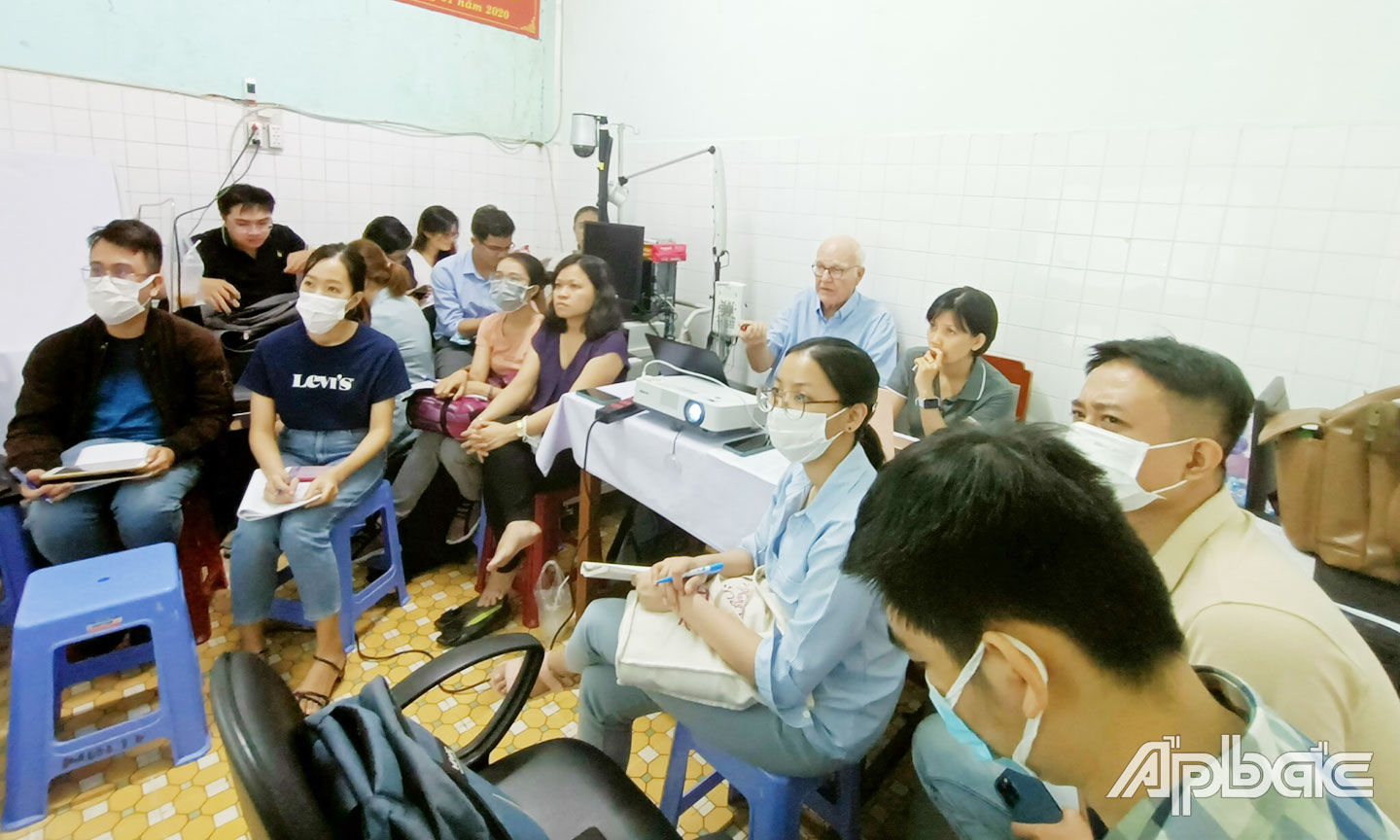 Giáo sư Pierre Jallon (Pháp) hướng dẫn kỹ thuật EEG cho học viên khóa 2 tại Bệnh viện Đa khoa Tiền Giang.