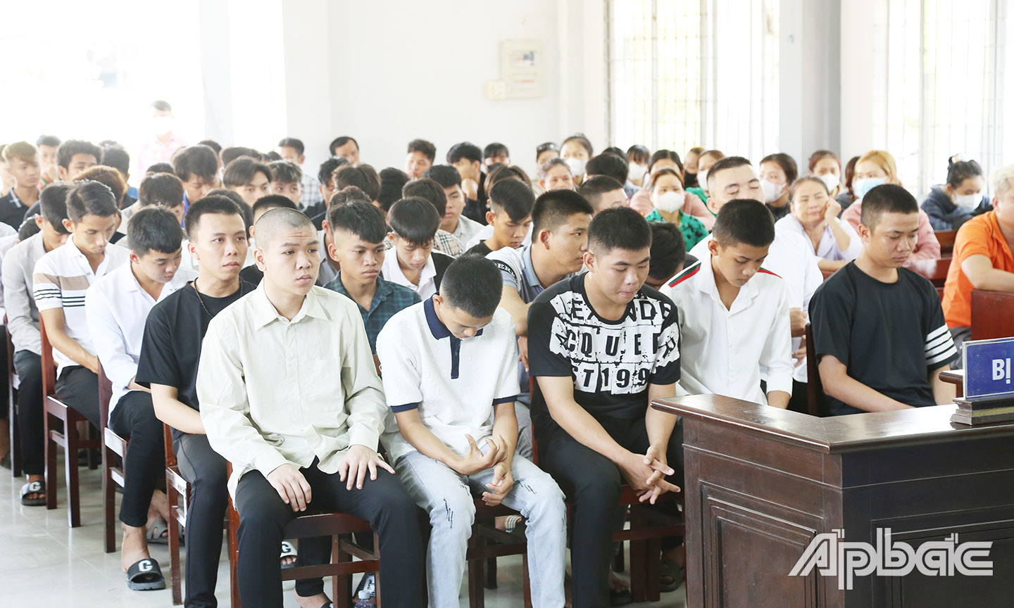 Các bị cáo có tuổi đời còn rất nhỏ, từ 16 đến 18 tuổi.