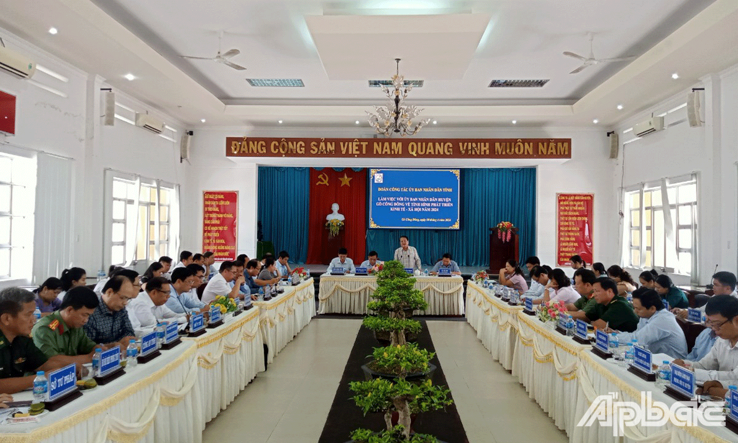 Quang cảnh buổi làm việc 