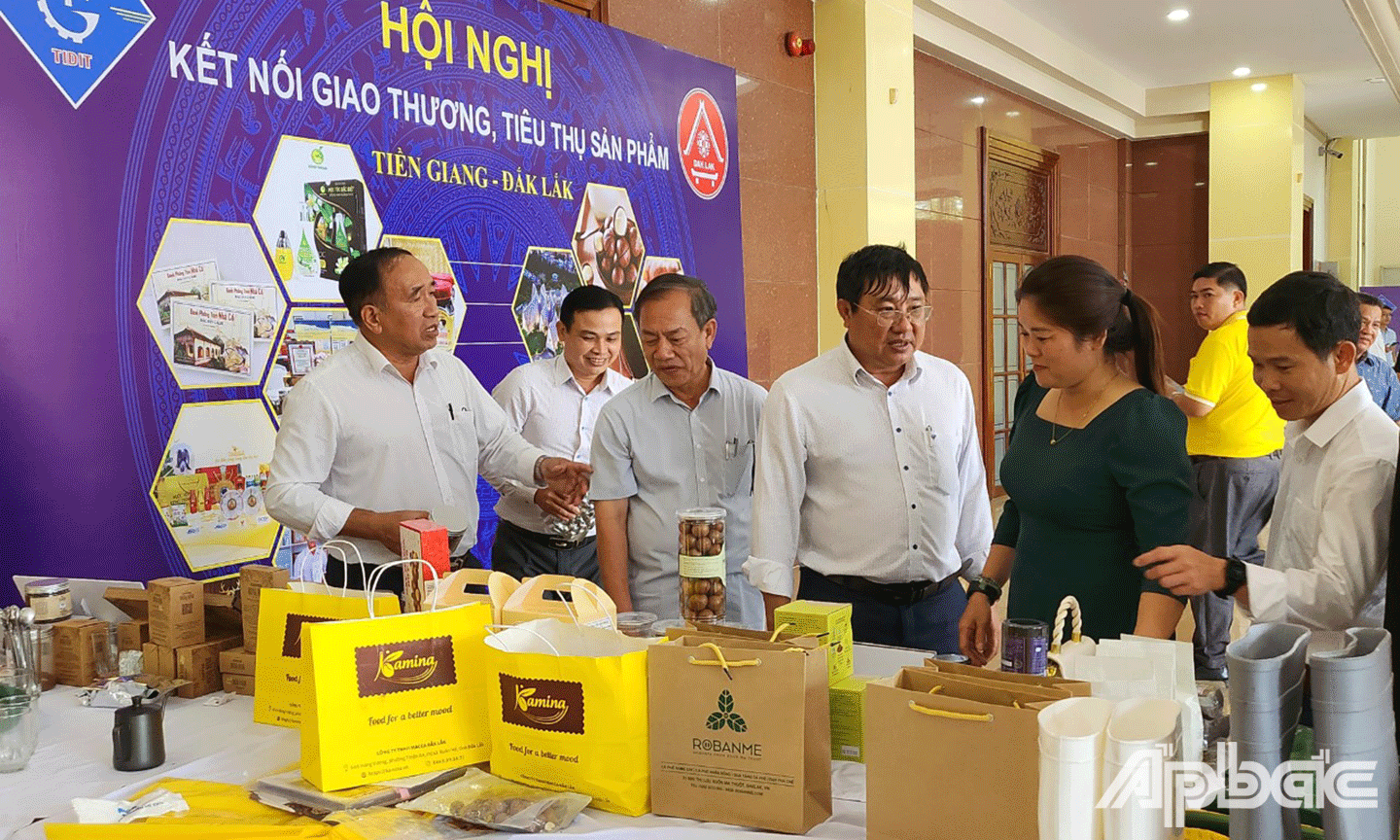 Đại diện các doanh nghiệp tham quan các sản phẩm trưng bày của doanh nghiệp tại Hội nghị 