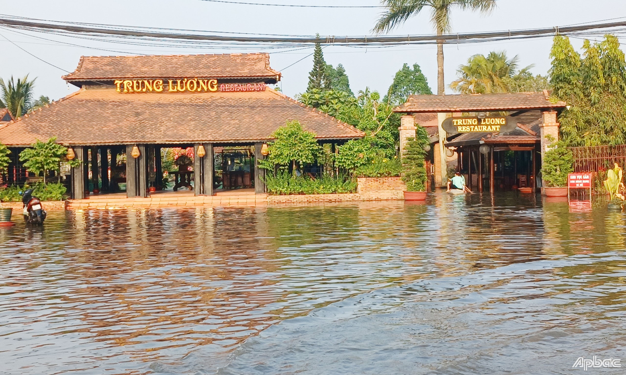 Nhà hàng Trung Lương bị ngập sâu.