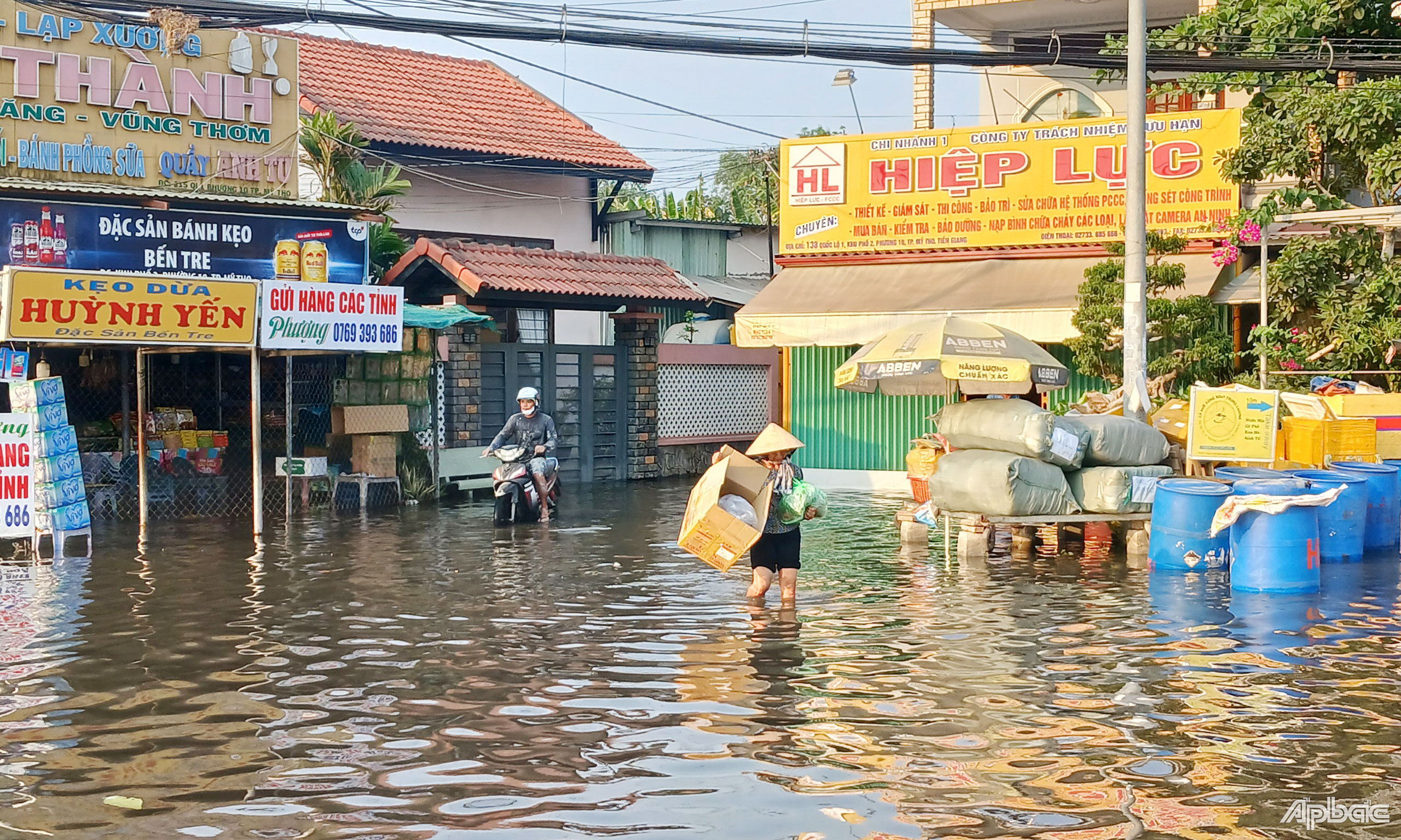 Triều cường gây ngập ảnh hưởng đến đời sống, sinh hoạt của người dân.