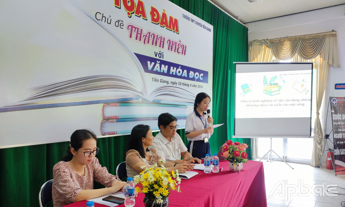 Học sinh chia sẻ về kinh nghiệm vận dụng những điều học được từ sách vào cuộc sống